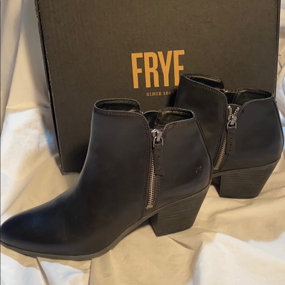 COPY - NIB Frye Judith Zip Booties 9
